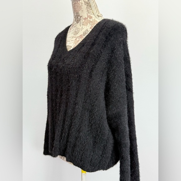 BISHOP & YOUNG Black V-Neck ribbed sweater size M. - Picture 4 of 12